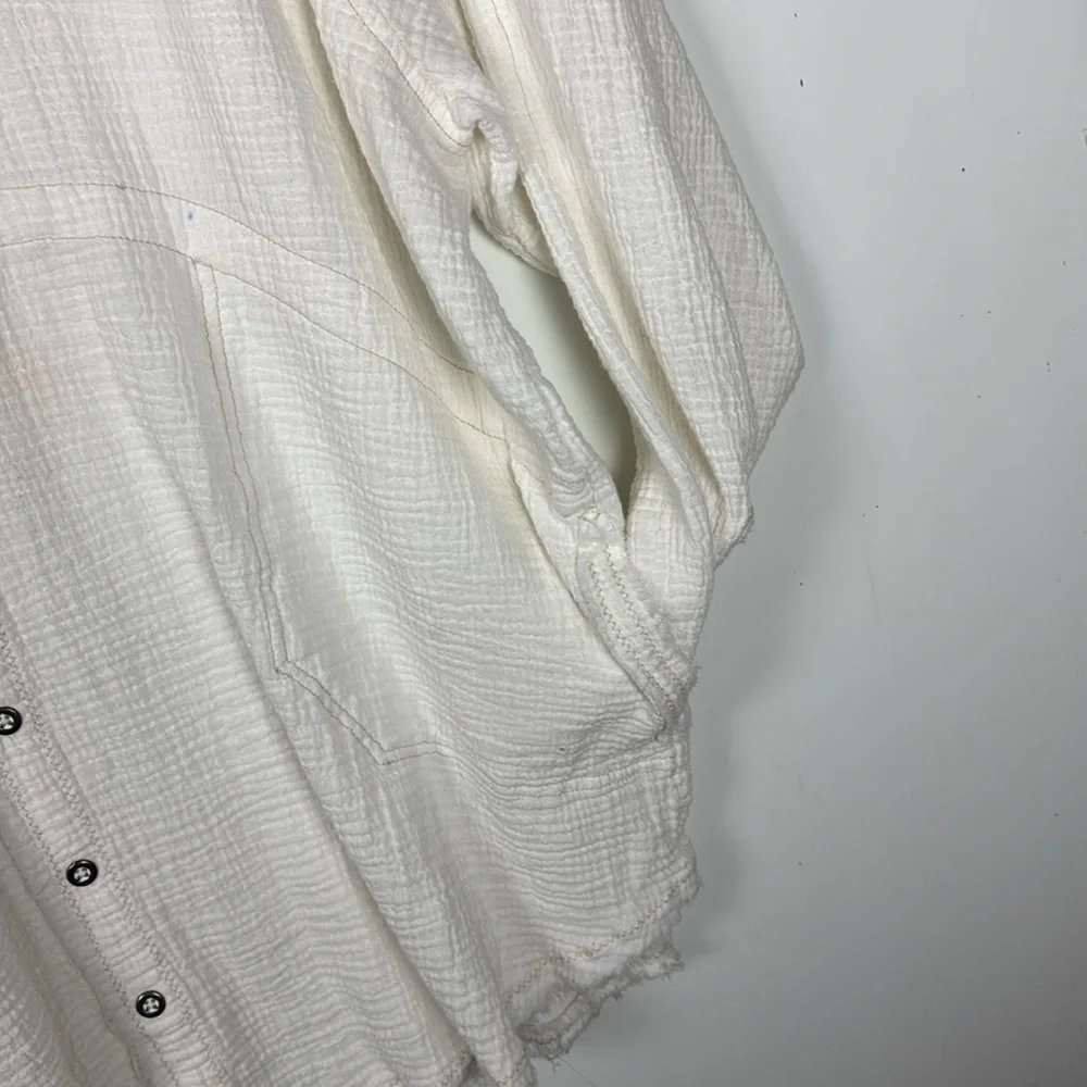 WE THE FREE SZ L OFF WHITE 100% COTTON LS WITH BUTTON CUFF BUTTON UP  POCKETS